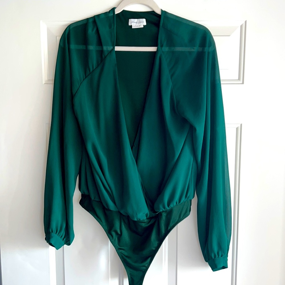 Beautiful emerald green LOVERS + FRIENDS  silky V-neck bodysuit - Size L
